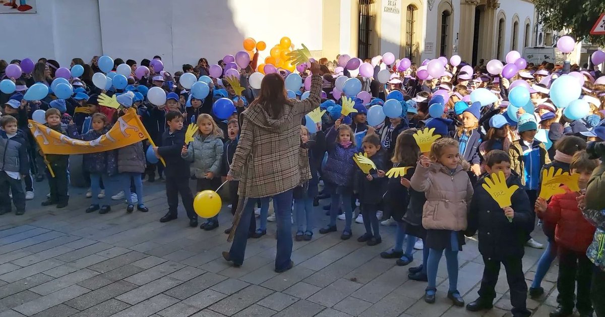 M_Torrejimeno's tweet photo. Acompañando a los alumnos del Colegio Santa Victoria en la Marcha por el Día de la Paz y la No Violencia escolar, que han realizado por el centro de Córdoba 🕊️
Educamos a nuestros alumnos pequeños en valores de respeto y derechos humanos 👏🏼
#CordobaEsp #Educacion #SantaVictoria https://t.co/BXNv7hYU97