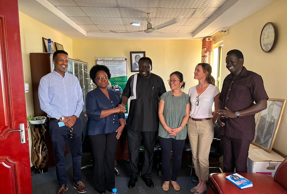 WFP_SouthSudan's tweet photo. Strengthening partnership between GoSS/Ministry of Environment @bartelafric @UNEP and @WFP on climate resilience through ecosystem-based adaptation

#UNDecadeonEcosystemRestoration #climateaction #resilience #Changinglives #Resilientfoodsystems https://t.co/E7pQOFWW9Z