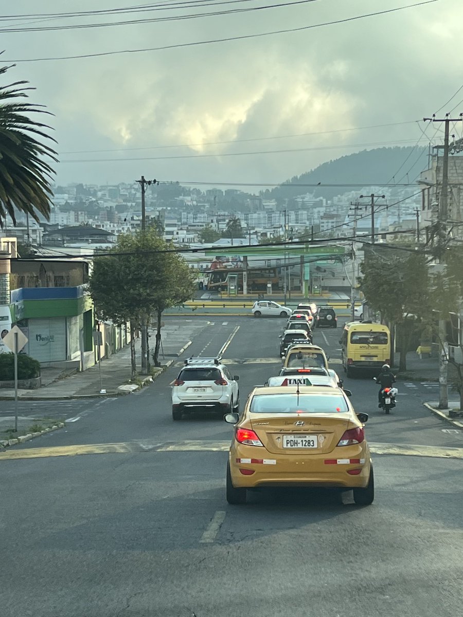 cmoshenek's tweet photo. Una vez más! La gente piensa que no respetar la fila y bajar la Mariano Echeverria con luces de emergencia en contar vía e irrespetando a los que están en fila está bien! #respetemonos! https://t.co/Xv9TgY3wAN