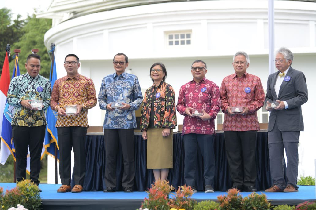 ridwankamil's tweet photo. Alhamdulillah Bosscha menginjak usia ke 100. Kehadirannya sangat penting dalam kemajuan ilmu pengetahuan baik di Indonesia dan dunia. Coba tebak, film-film apa aja yang pernah shooting di Bosscha? #IndonesiaJuara #JabarJuara -admin https://t.co/282VoqR3vO