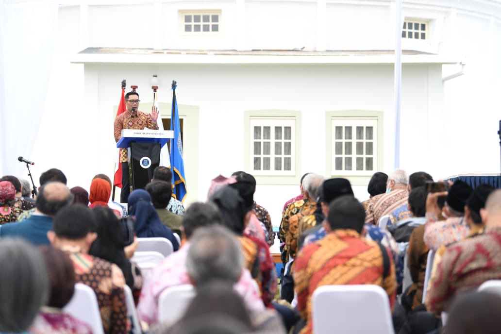 ridwankamil's tweet photo. Alhamdulillah Bosscha menginjak usia ke 100. Kehadirannya sangat penting dalam kemajuan ilmu pengetahuan baik di Indonesia dan dunia. Coba tebak, film-film apa aja yang pernah shooting di Bosscha? #IndonesiaJuara #JabarJuara -admin https://t.co/282VoqR3vO