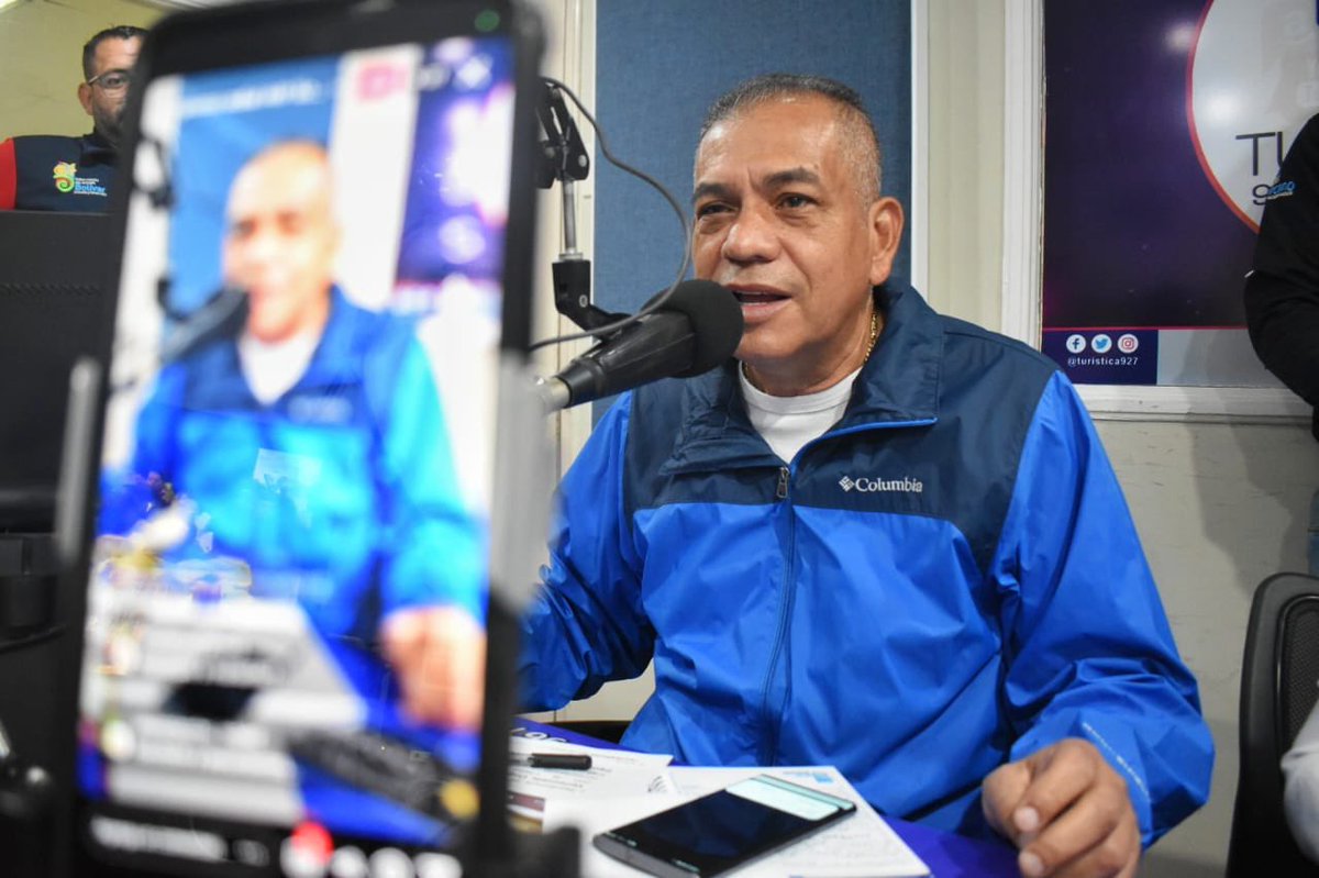 amarcanopsuv's tweet photo. BOLÍVAR: Buenos días!!! Pido a Dios desde esta cabina de radio que derrame muchas bendiciones sobre nuestro pueblo . Casi se nos va enero y se acerca el FEBRERO REBELDE para seguir Luchando, Trabajando y Venciendo con @NicolasMaduro Nadie se cansa, nadie se rinde aquí . https://t.co/oQBgPMHtsY