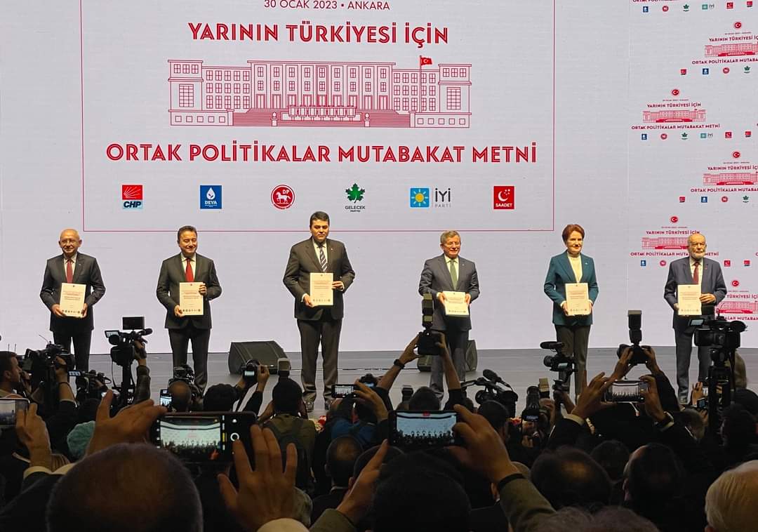 GlPelvan1's tweet photo. -Kapatılan askeri okullar açılacak
-Suriyelilerin ülkelerine dönüşü sağlanacak
-Yabancılara konut almaları ya da döviz getirmeleri karşılığı vatandaşlık verilmesi son bulacak
-AB ile yapılan geri kabul anlaşması gözden geçirilecek

#YarınınTürkiyesi
#MeralAkşener https://t.co/jjyAerOtUf
