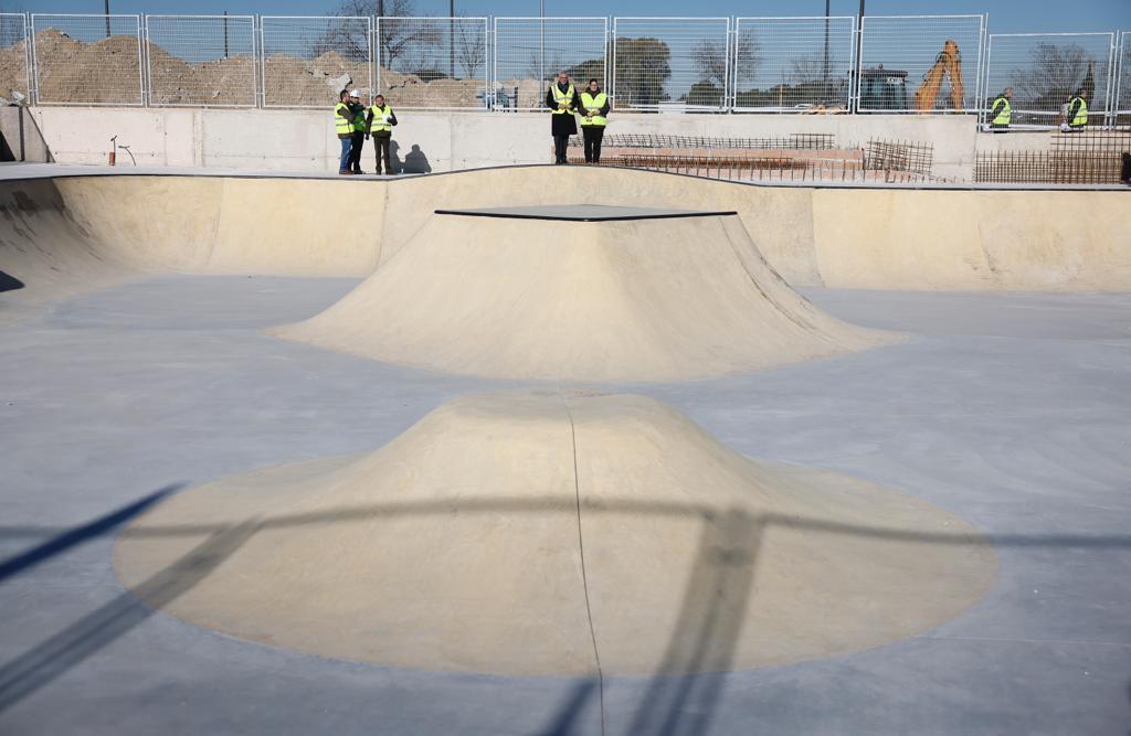 AdmonLocalCM's tweet photo. 🛹 El consejero @carlosizqtorres ha visitado las obras de un nuevo espacio polivalente  en #Móstoles.
☑️ 3.000 m² que contarán con una pista de skate park, un área destinada a la práctica del baloncesto y el balonmano y un circuito de calistenia.

+ info: https://t.co/kGckQ5w61o https://t.co/pjv7Np3wx7