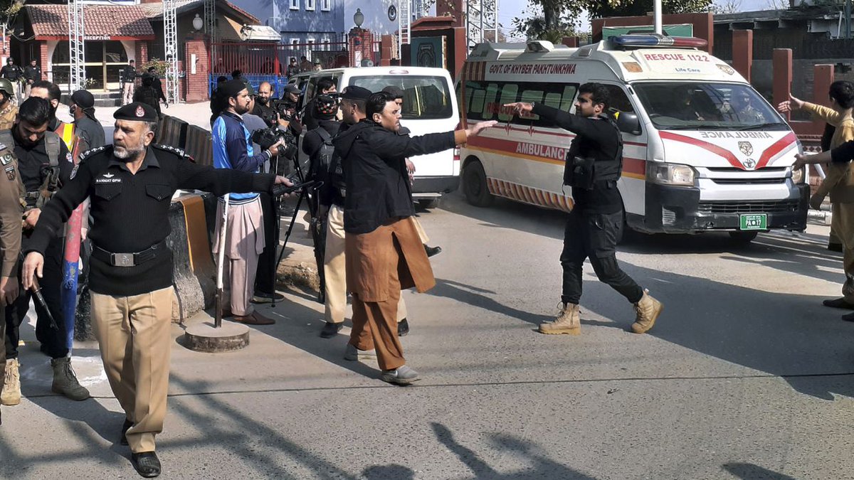 CBCBARBADOS's tweet image. Pakistan mosque blast: At least 30 killed in suspected suicide attack 
bit.ly/40elJaF #Pakistan #BombBlastInPeshawar #CBCNewsBarbados