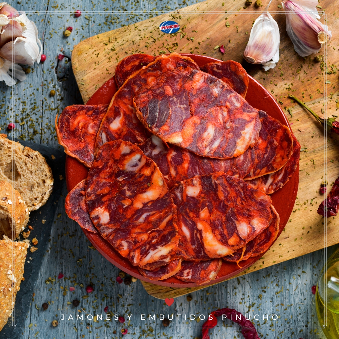 JamonPinucho's tweet photo. 😍 Sabor auténtico, sabor a cerdo ibérico. 

No te conformes con cualquier chorizo, prueba el verdadero y siente la diferencia en cada bocado. ¡Intensidad de sabor única e inigualable! 🔝 

🔗 https://t.co/hJY1AP8Pjt https://t.co/TtKVW3JPMN