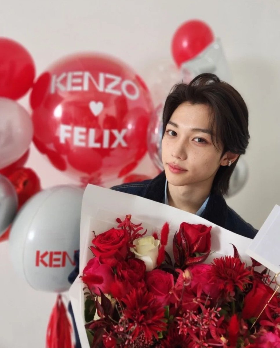 bomlix1's tweet image. Ustedes no saben lo feliz q me pone felix de vdd lo q este relacionado con el me hace feliz estoi tan enamorade de el q lloro de lo lindo q puede llegar a ser es de los mas importantes de mi vida. 😢😢😢😢