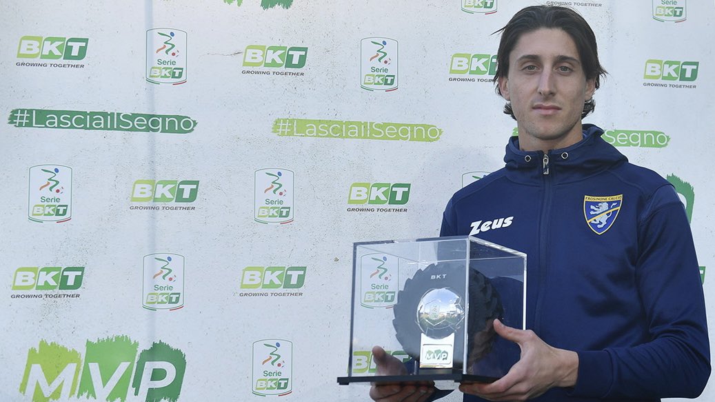 🏆 @samuelemulattieri #LasciailSegno e solleva il Trofeo MVP della #SerieBKT.

👏🏻 L’attaccante giallazzurro vince l’edizione di dicembre e fa il pieno di applausi allo ‘Stirpe’ !