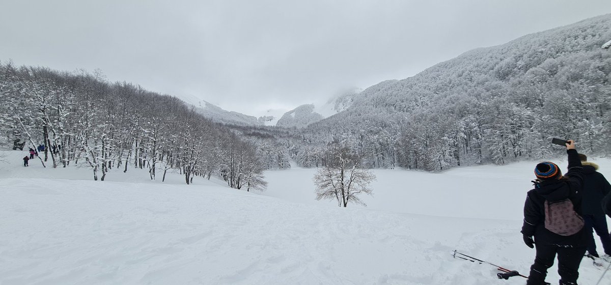ArtePollino's tweet photo. "Bisogna essere lenti, amare le soste per guardare il cammino fatto, sentire la stanchezza conquistare come una malinconia le membra, invidiare l’anarchia dolce di chi inventa di momento in momento la strada."
#guideufficialidelparco #mountains #ciaspole  #cammino #parks #AIGAE https://t.co/m2lrgPRLWI