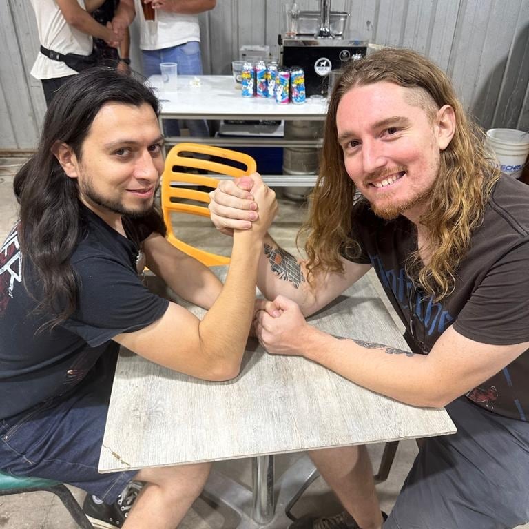 ¿Quién ganará? 💪 Este fin de semana estuvimos en @backhousebrew celebrando el cumpleaños de @matt_bc_guitar y ocurrió este entretenido enfrentamiento de fuerza 😱.
En la próxima publicación sabrán el resultado, pero por ahora...

🍻¡Hagan sus apuestas!

#Metal #music #HeavyMetal