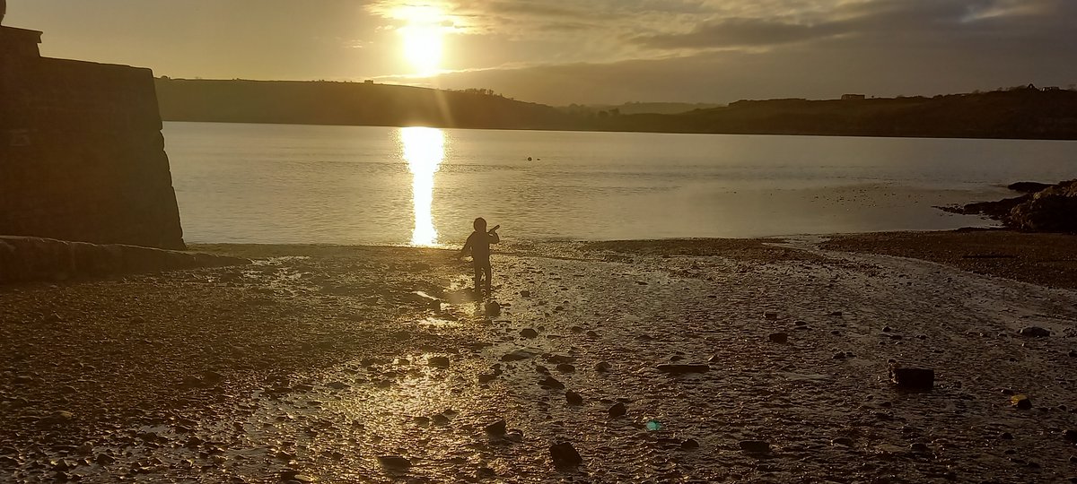 paultgleeson's tweet photo. When the tide is out, my son loves to play on the beach. Living in greater sync with both mother nature &amp; my own natural circadian rhythm, I'm noticing better energy, sharper focus &amp; more ease in my mood. How could you factor more of yours &amp; nature's natural cycles into your day? https://t.co/rTkfei3fgF
