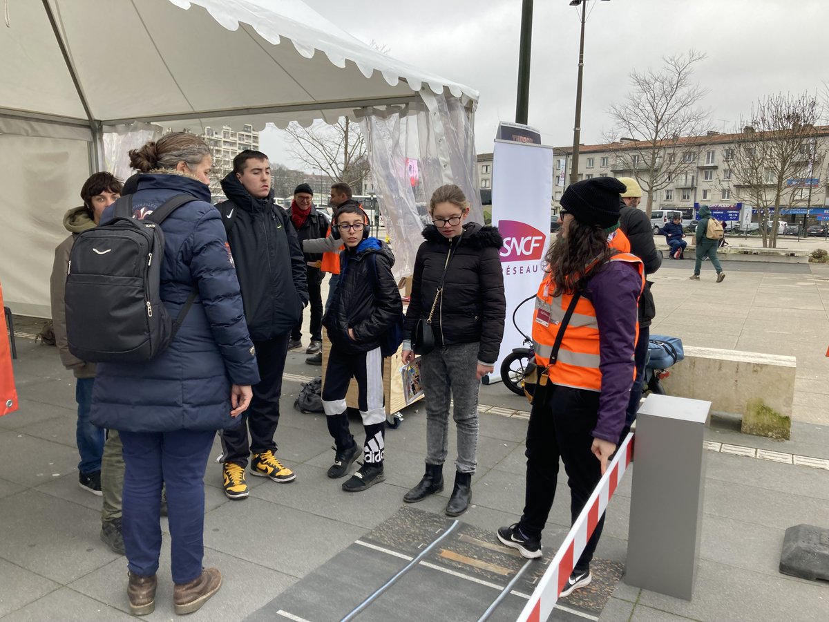 sncfrse's tweet photo. RSE, SNCF Nouvelle-Aquitaine s’engage …

Vous avez été nombreux à venir nous rencontrer sur le stand sécurité ferroviaire de @SNCFReseau  présent sur le parvis de la Gare d’Angoulême en parallèle du Festival international de la Bande Dessinée. https://t.co/64aibj3gNX