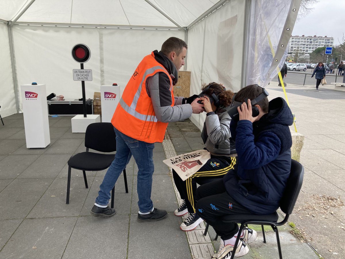 sncfrse's tweet photo. RSE, SNCF Nouvelle-Aquitaine s’engage …

Vous avez été nombreux à venir nous rencontrer sur le stand sécurité ferroviaire de @SNCFReseau  présent sur le parvis de la Gare d’Angoulême en parallèle du Festival international de la Bande Dessinée. https://t.co/64aibj3gNX