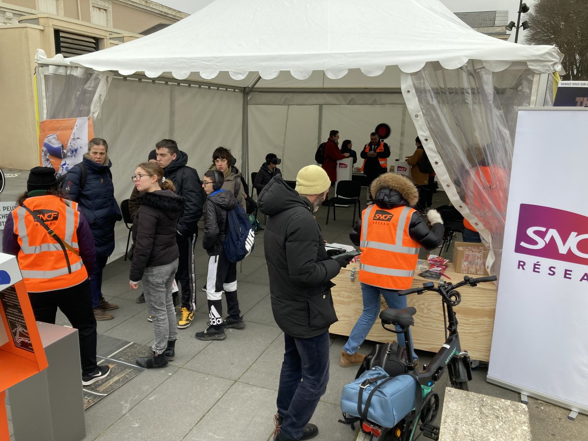 sncfrse's tweet photo. RSE, SNCF Nouvelle-Aquitaine s’engage …

Vous avez été nombreux à venir nous rencontrer sur le stand sécurité ferroviaire de @SNCFReseau  présent sur le parvis de la Gare d’Angoulême en parallèle du Festival international de la Bande Dessinée. https://t.co/64aibj3gNX