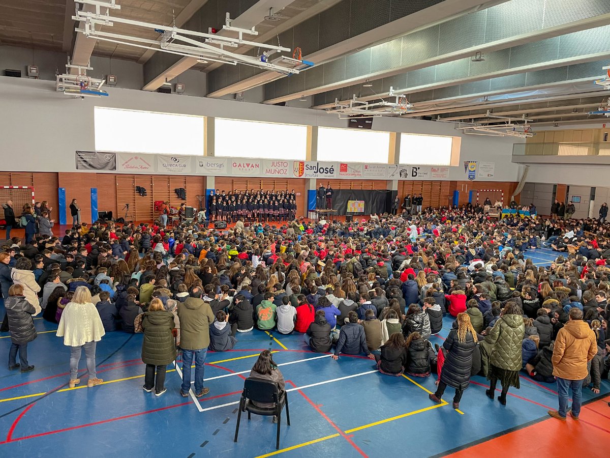 csjva's tweet photo. ¿El día que celebramos hoy? ¡LA PAZ!

Al unísono, familias, alumnado y profesorado del colegio hemos pedido la paz🕊️.

Y al ritmo de '¿Por qué no ser amigos?' hemos querido pintar el mundo 🎨🌍.

Noticia completa👇

https://t.co/RCOfssMvHj https://t.co/29ed61GmWy