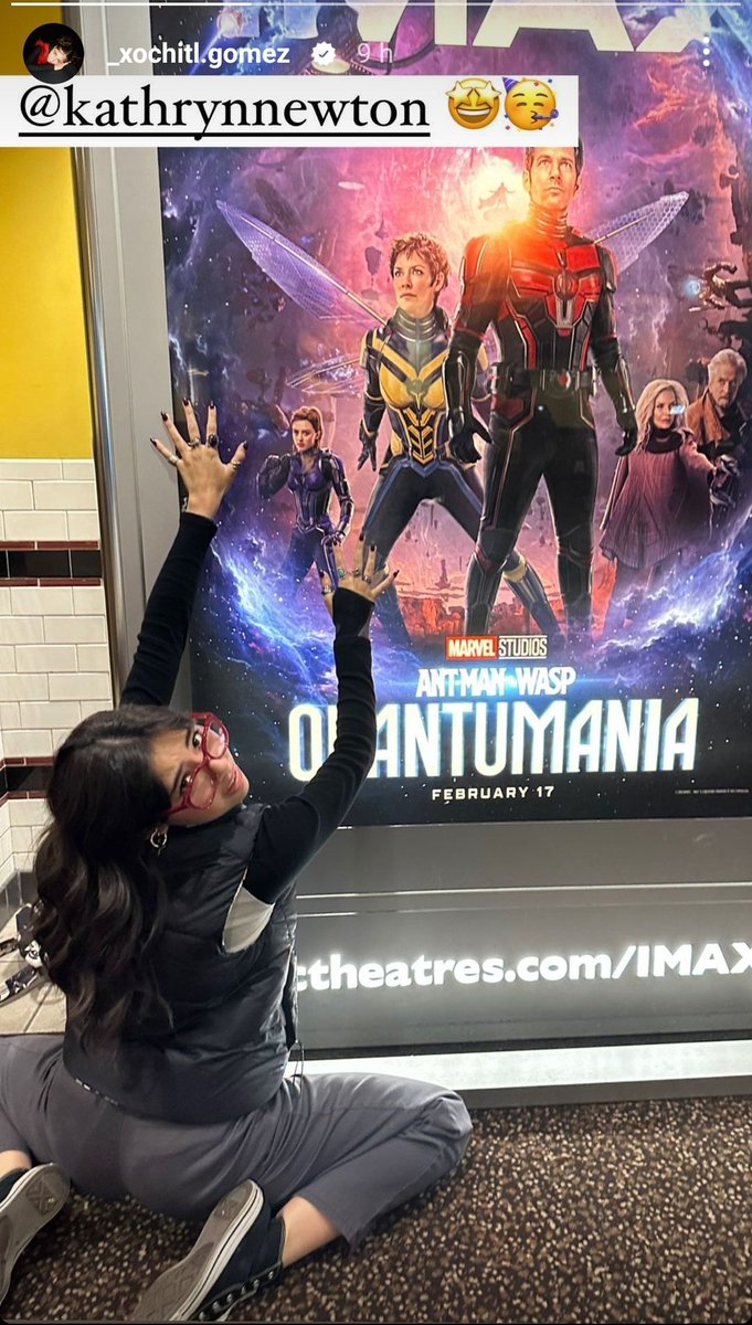 QuidVacuo's tweet photo. ¡Xochitl Gomez alabando literalmente a Kathryn Newton con un poster de 'ANTMAN AND THE WASP QUANTUMANIA'! https://t.co/lE0DIxRiIt