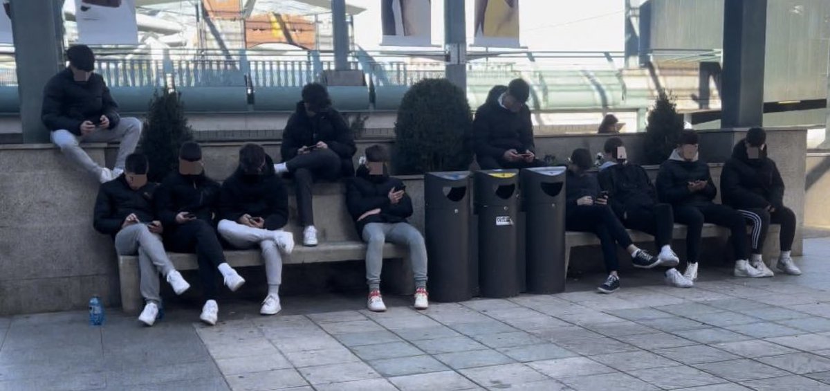 pititetas's tweet photo. los pibes que les dicen a mis amigas “nunca vas a encontrar a otro como yo” 
mi rey esto es ourense,basta con que vaya a la entrada del centro comercial https://t.co/5BALiymMhi