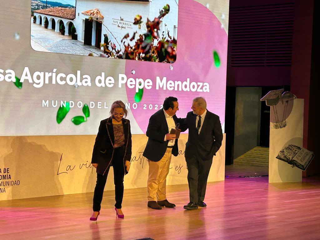 Merecidísimo premio a Pepe Mendoza de la Academia de Gastronomía de la Cdad Valenciana y un gran honor entregárselo. Muchas felicidades!!!