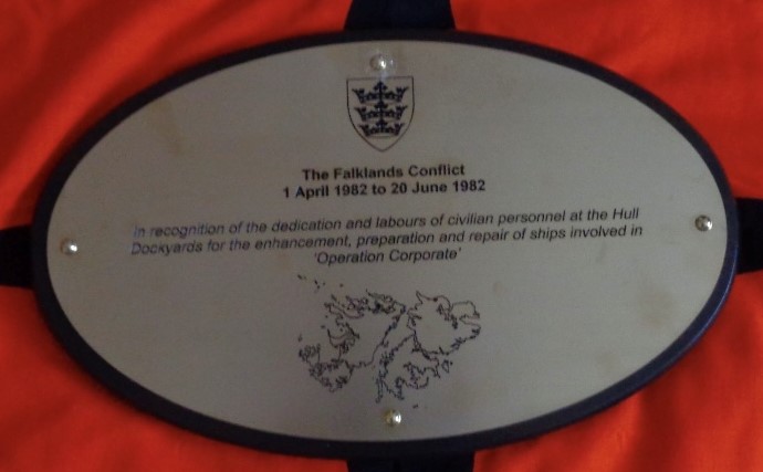 The latest plaque to commemorate #dockyard workers who helped assemble the #Falklands #Taskforce in 1982, & brought #FromTheSeaFreedom to the #FalklandIslands, was presented to the manager of @DunstonShipLtd , at the Lord Mayors office in #Hull Guildhall. @Hullccnews @hulllive.