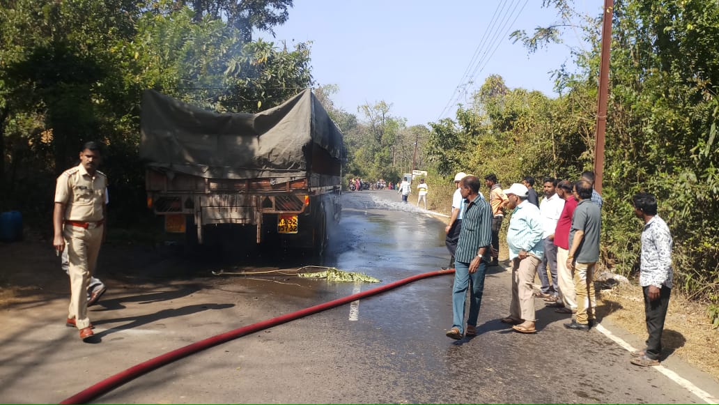 RatnagiriPolice's tweet photo. दि.२८/०१/२०२३ रोजी सकाळच्या सुमारास, अलोरे शिरगांव पोलीस ठाणे हद्दीमधील कराड- चिपळूण महामार्गावर एका सिमेंट वाहू ट्रकला आग लागलेली समजताच, घटनास्थळी तात्काळ पोलीस व अग्निशमन दलामार्फत आग विझवण्यात आली. या मध्ये कोणतीही जिवित हानी झाली नाही. @DGPMaharashtra #Alore #RatnagiriPolice https://t.co/LS5z5Ku1lF