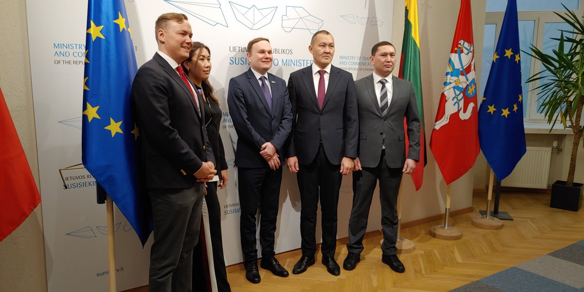 J_Skackauskas's tweet photo. Was a pleasure to host a delegation of #Kazakhstan transport associations in @LRsusisiekimas. Discussed 🇱🇹🇰🇿 bilateral transport agenda in #2023! @KazEmbLt @kazlogistics @usaid #TRASECA #Transportcorridors https://t.co/4ONDAhSEA1