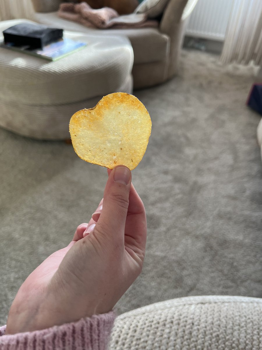 ceci_bloom's tweet photo. @walkers_crisps #lovefromwalkers https://t.co/gHBAGJwDJQ