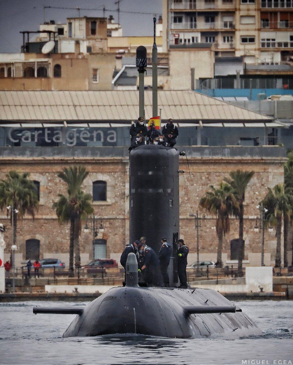 Cuando existe una relación estrecha 💞 tenemos este tipo de fotos 😊. ¿Qué sería de Cartagena sin submarinos? ¿Qué sería de los submarinos sin Cartagena? 🤔 Os leo. #ArmaSubmarina #Cartagena #ClaseGalerna #Enero2023