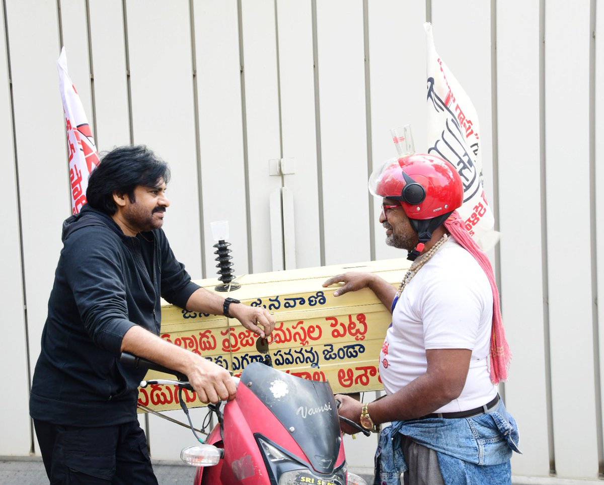 JSPVarahiYatra's tweet photo. ► @JanaSenaParty  కార్యకర్త బాలాజీ పల్నాడు ప్రాంతంలో పల్లెపల్లెకు తిరుగుతూ ప్రజాసమస్యలపై అర్జీలు స్వీకరించారు. 
►‘పల్నాడు ప్రజా సమస్యల పెట్టె’ పేరిట ఈ కార్యక్రమరం చేపట్టారు. 
►ఈ ఆలోచనకు మెచ్చిన @PawanKalyan  అతనికి ప్రోత్సాహక నగదు, మొబైల్‌ ఫోన్‌ బహూకరించారు.

#JanaSenaParty https://t.co/L9y57mAcf5