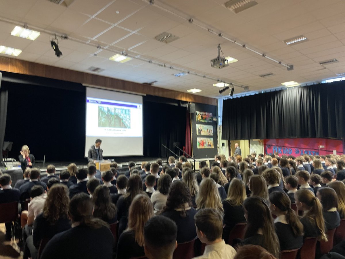 Profiad pwerus ac emosiynol oedd gweld Bowen o flwyddyn 11 <a href="/bryntawe/">Ysgol Bryn Tawe</a> yn  trafod hanes ei deulu yn Rwanda fel rhan o wasanaeth cofio'r holocost wythnos ddiwethaf. Ni'n falch iawn ohonot fel aelod o <a href="/cyngorysgolbt/">@CyngorYsgolBT</a> #teuluBT