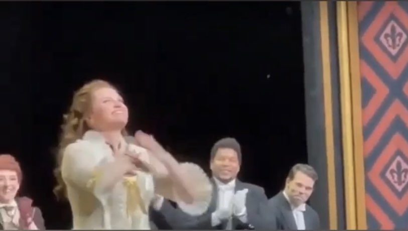 The @MetOpera's audience welcomes @chiaraisotton, following her house-debut in the title role of #Fedora!  

fb.watch/insWZcV53i/

👏👏👏 

#UmbertoGiordano #housedebut #ChiaraIsotton #opera #classicalmusic