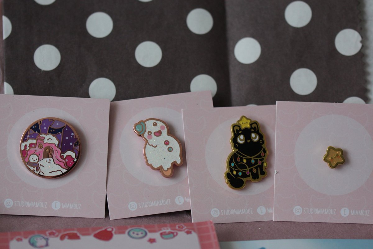 feles63's tweet image. Da kam wieder Mouz Patreon Post an (eigentlich letzte Woche). Vielen Dank für die tollen und schönen Designs @Miamouz  💚. 
#Patreon #enamelpins #winterdesign
