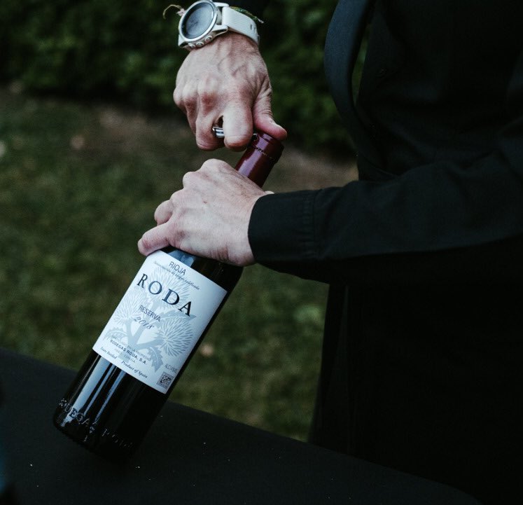 BodegasRoda's tweet photo. RODA representa uno de los dos perfiles de la maduración del Tempranillo: la fruta roja, con la expresión de los aromas presentes en el borde de la copa, dispuestos para ser sentidos de inmediato, con notas de especias dulces y una agradable frescura. 

#BodegasRODA https://t.co/G0mneYUVG0