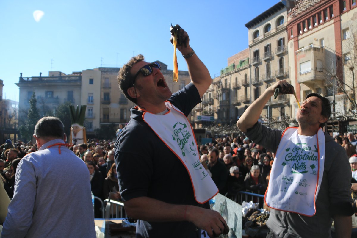 3CatInfo's tweet photo. Més de 3 quilos de calçot d'una tacada: un barceloní guanya per 14è cop el concurs de Valls
https://t.co/bzNwTRNZdT https://t.co/TDcOFaorHo