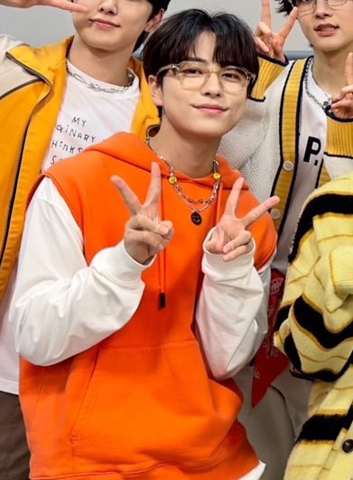 takispics's tweet photo. today’s #TAKI🧡 

#BUZZ_LOVE https://t.co/LvtWLywTYa