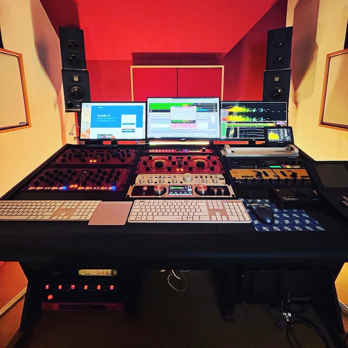 ZAORFurniture's tweet photo. #MasteringMonday at @ACSYSound! Take a look at this amazing Maestro 36 setup w/ lots of cool outboard gear!

Your gaze wanders across a vast landscape of knobs, switches and lights. Clear. Intimate. This is the Maestro 36 experience: https://t.co/3HGre8NRzt #studiodesk #mastering https://t.co/WYOqUjeuvj