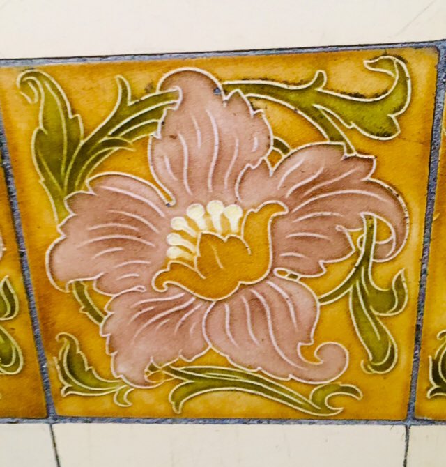 DennistounStyle's tweet image. Wally tiles, Dennistoun. Beauties. 🌸🌺🌷🍋#dennistoun #dennistounstyle #wallytiles @GUTenements @TnmntTiles @BehindTiles @ColoursClose @Studio_FV