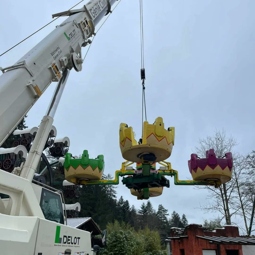 fraispertuis's tweet photo. Les Sombreros prennent leur envol ! 🥲
Nous procédons aujourd'hui au démontage de l'attraction pour faire place nette et débuter prochainement le chantier de notre nouveauté 2023. 🤠 https://t.co/Q0jLiJwjbd