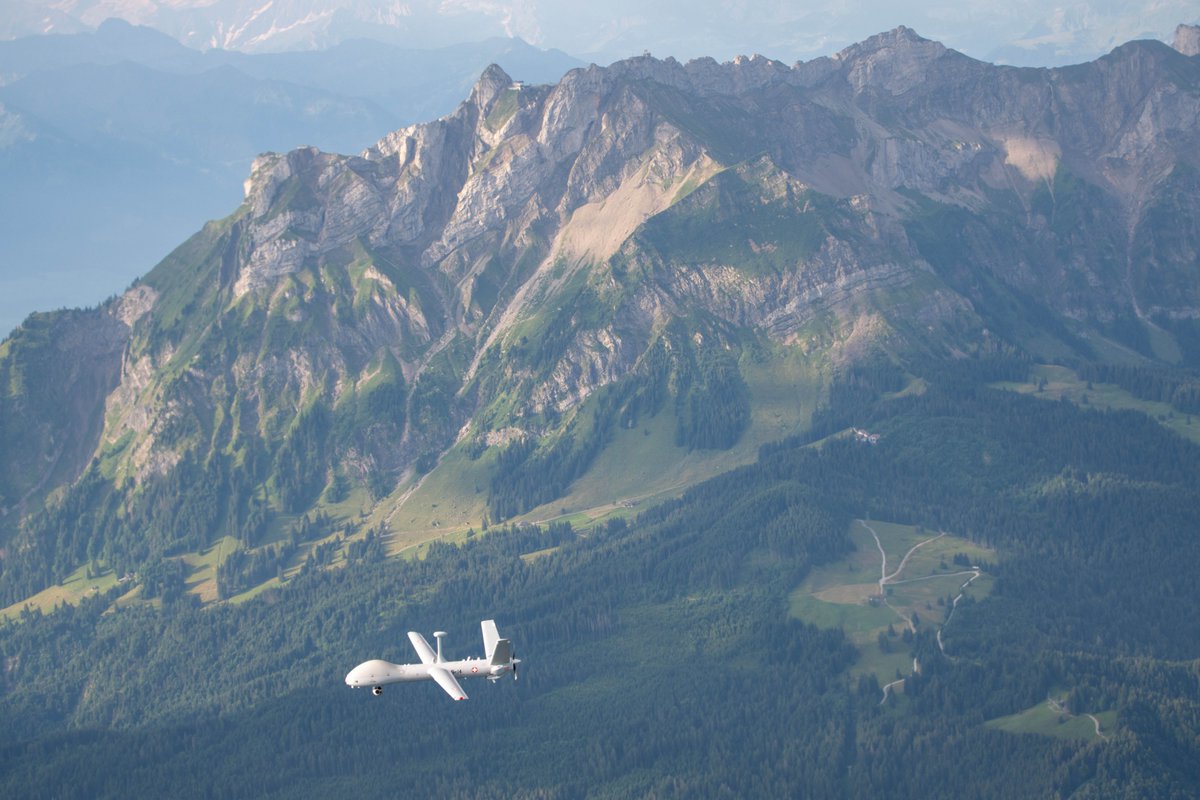 Chris_Bachmann's tweet photo. #RT @vbs_ddps: Erste zwei Drohnen des Aufklärungsdrohnensystems 15 #ADS15 an die #Luftwaffe übergeben: Damit kann die Luftwaffe nun mit Aufbau der operativen Fähigkeiten für das ADS 15 beginnen. Die restlichen Drohnen werden bis Ende 2023 übergeben. #arm… https://t.co/u7V31sx9WG