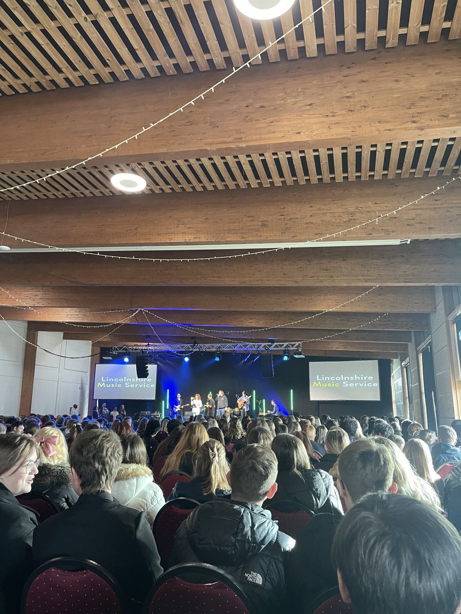 somercotesacad's tweet photo. BTEC Music and BTEC Performing Arts students participated in 'Voice It' with @LMSlincsmusic at @LincsShowground!
They took part in Beatboxing and Music Journalism workshops & had a Performance Masterclass with @SanderSing.
#voiceit #musiceducation #careersinmusic https://t.co/kznABhga5g