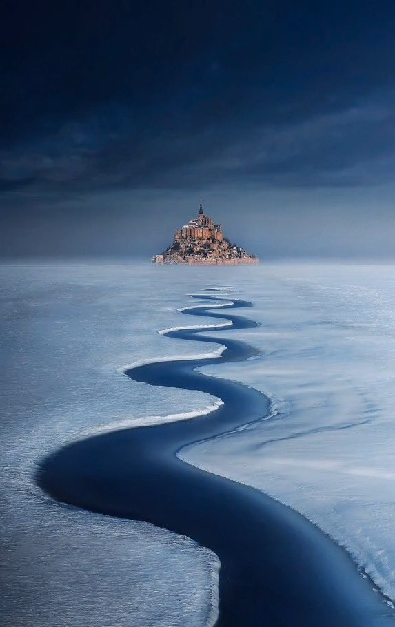 LMPositif's tweet photo. 🇫🇷 L’incroyable cliché du Mont Saint-Michel sous la neige pris en février 2021, un phénomène rare dans la région ! ❤️

📸 Sébastien Nagy https://t.co/W8W7IX4LiP
