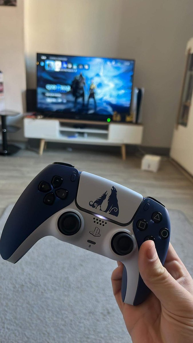 Raizzer_YT's tweet photo. Avec un petit peu (beaucoup) de retard je me lance dans #GodofWarRagnarok ! 
PS : La manette est incroyable ! https://t.co/YDpw3dEtbi