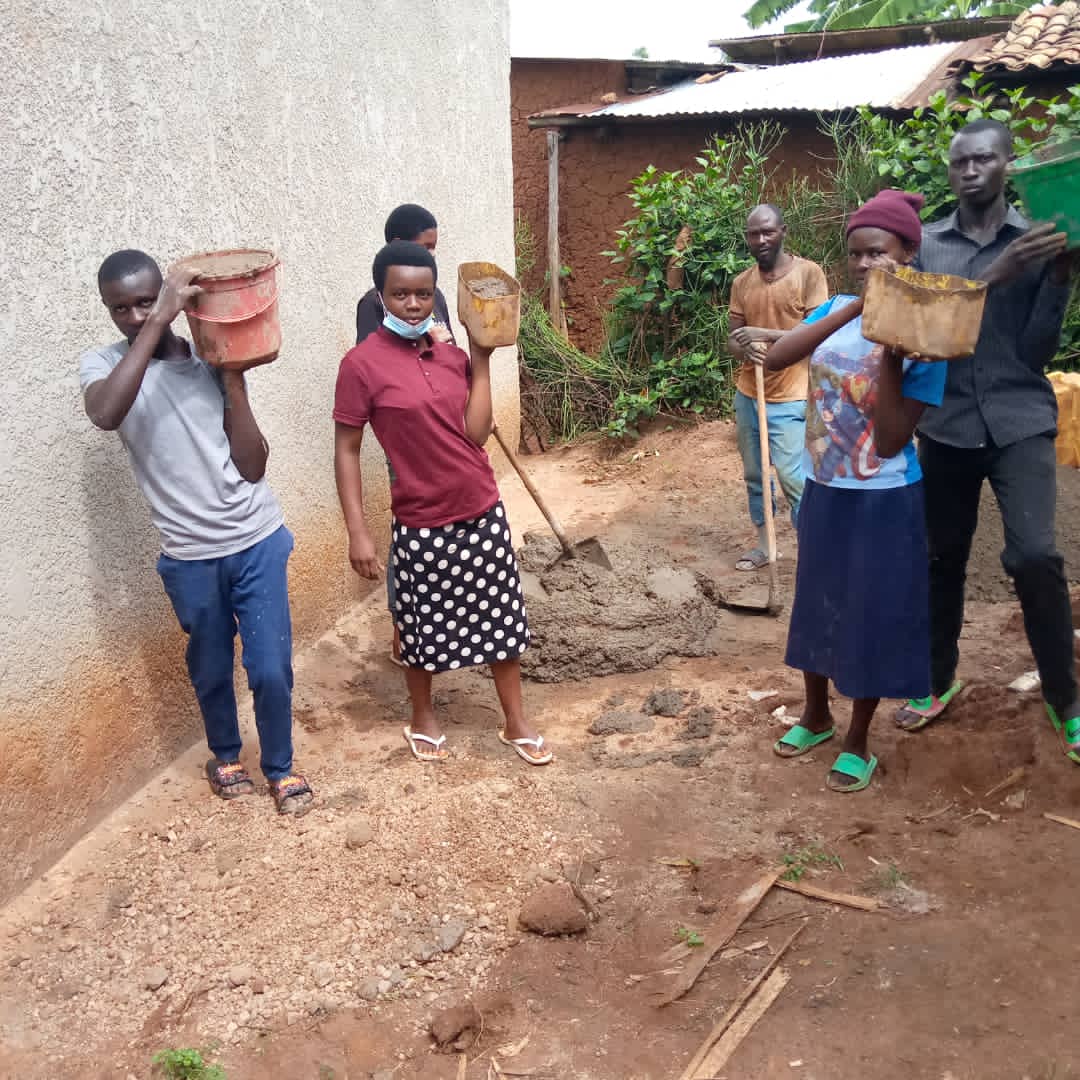 Inkomezabigwi22's tweet photo. #Kamonyi inkomezabigwi X zikomeje ibikorwa byo gutunganya inyubako za Leta zifatanyije n'abaturage ndetse no kurwanya imirire mibi hubakwa imirima yigikoni #imihigo irakomeje @DrNahayo @Unity_MemoryRw @Kamonyi @RwandaSouth @RwandaLocalGov @uwiringirajosee @nyc_kamonyi https://t.co/oCNsZbAyYP