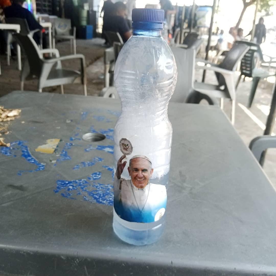 De l’eau Papale désormais disponible dans les rues de Kinshasa. 🤣