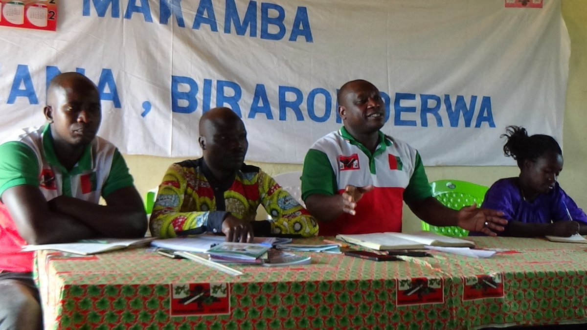 MakambaCNDDFDD's tweet photo. #Burundi:Indongoz yose itegerezw kuba iyambere mugutungany no kwitabira ibikorwarusangi,kwijukira uburimy n'ubworozi bwibitungw bitobito.Nibwo butumwa biro y'umugambw CNDD-FDD mur @CommuneMakamba yasabikanirij abanyamabang b'uwo mugambw ku mitumb barikumw n'abarongoy imbonerakure https://t.co/gX618I3sRZ