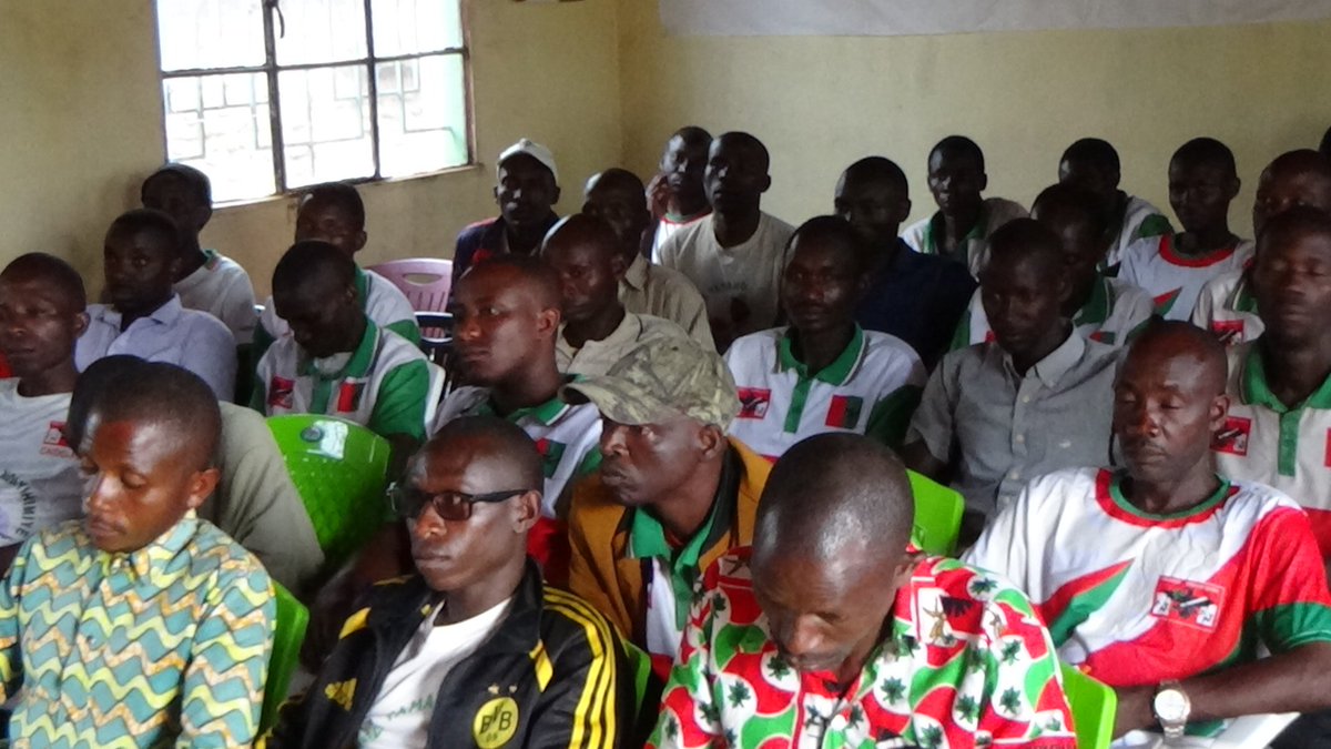 MakambaCNDDFDD's tweet photo. #Burundi:Indongoz yose itegerezw kuba iyambere mugutungany no kwitabira ibikorwarusangi,kwijukira uburimy n'ubworozi bwibitungw bitobito.Nibwo butumwa biro y'umugambw CNDD-FDD mur @CommuneMakamba yasabikanirij abanyamabang b'uwo mugambw ku mitumb barikumw n'abarongoy imbonerakure https://t.co/gX618I3sRZ