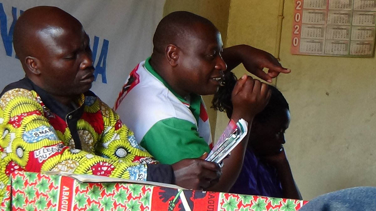 MakambaCNDDFDD's tweet photo. #Burundi:Indongoz yose itegerezw kuba iyambere mugutungany no kwitabira ibikorwarusangi,kwijukira uburimy n'ubworozi bwibitungw bitobito.Nibwo butumwa biro y'umugambw CNDD-FDD mur @CommuneMakamba yasabikanirij abanyamabang b'uwo mugambw ku mitumb barikumw n'abarongoy imbonerakure https://t.co/gX618I3sRZ