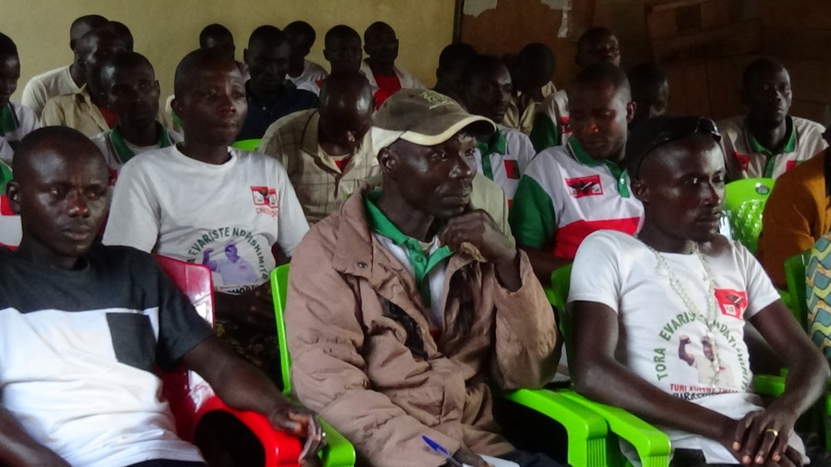 MakambaCNDDFDD's tweet photo. #Burundi:Indongoz yose itegerezw kuba iyambere mugutungany no kwitabira ibikorwarusangi,kwijukira uburimy n'ubworozi bwibitungw bitobito.Nibwo butumwa biro y'umugambw CNDD-FDD mur @CommuneMakamba yasabikanirij abanyamabang b'uwo mugambw ku mitumb barikumw n'abarongoy imbonerakure https://t.co/gX618I3sRZ