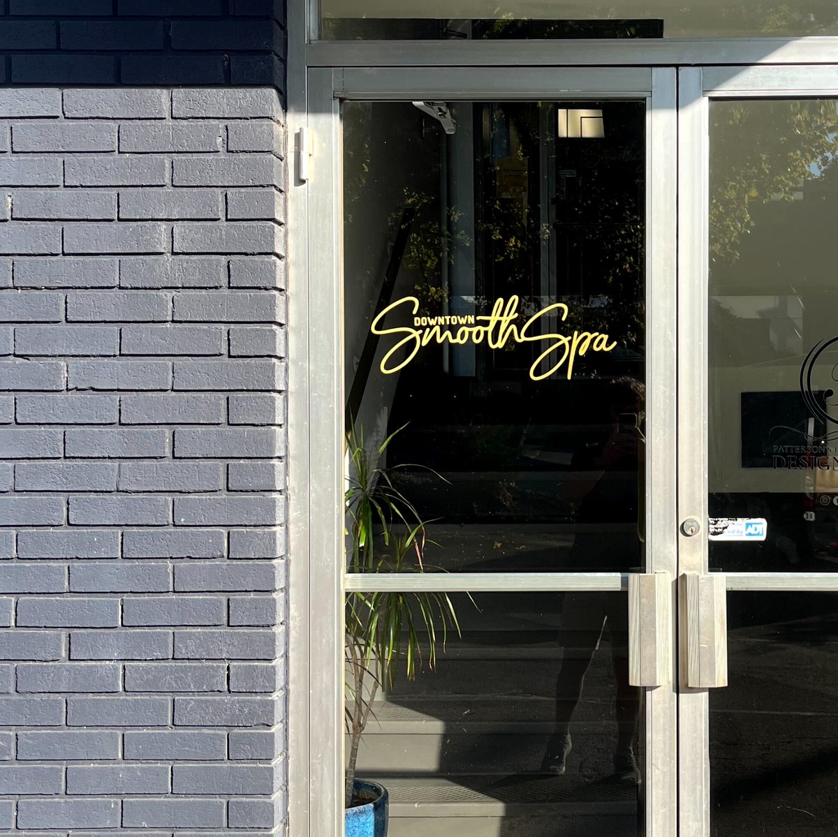 GCKnoxville's tweet image. Downtown Smooth Spa's outdoor brushed gold door graphics 😍😍😍 #graphiccreations #buildyourbrand #doorgraphics #outdoordecals #brushedgolddoorgraphics