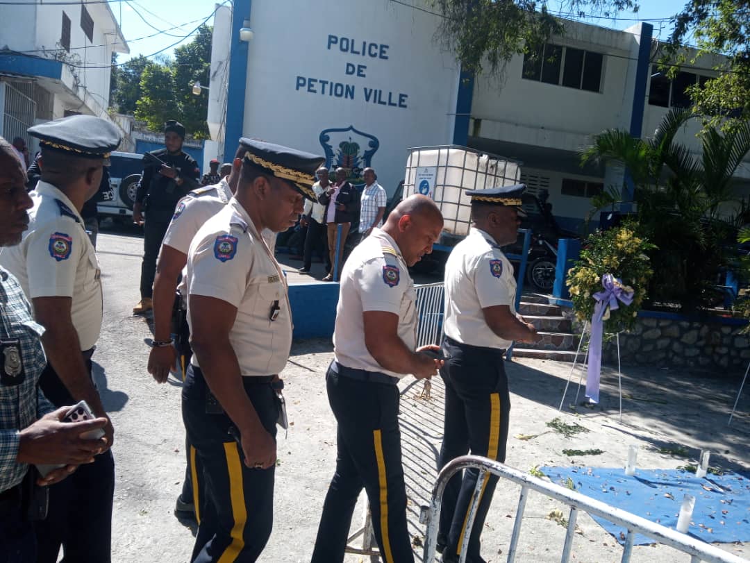 laviinfo509's tweet photo. En attendant les policiers des Gonaïves et de Liancourt,ceux du Commissariat de PV,fondus en larmes depuis des jours pr au moins 3 de ses frères d'arme assassinés par le gang de Vitelhomme,ont finalement reçu la visite du DG F. ELBE le dimanche 29 janv.Le PM attend les rapports! https://t.co/9WMYJIBgP7
