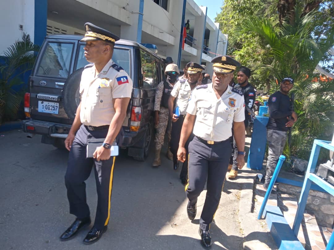 laviinfo509's tweet photo. En attendant les policiers des Gonaïves et de Liancourt,ceux du Commissariat de PV,fondus en larmes depuis des jours pr au moins 3 de ses frères d'arme assassinés par le gang de Vitelhomme,ont finalement reçu la visite du DG F. ELBE le dimanche 29 janv.Le PM attend les rapports! https://t.co/9WMYJIBgP7